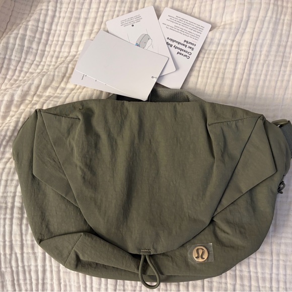 NWT Sage Green Lululemon Curved Crossbody Bag - Picture 3 of 4